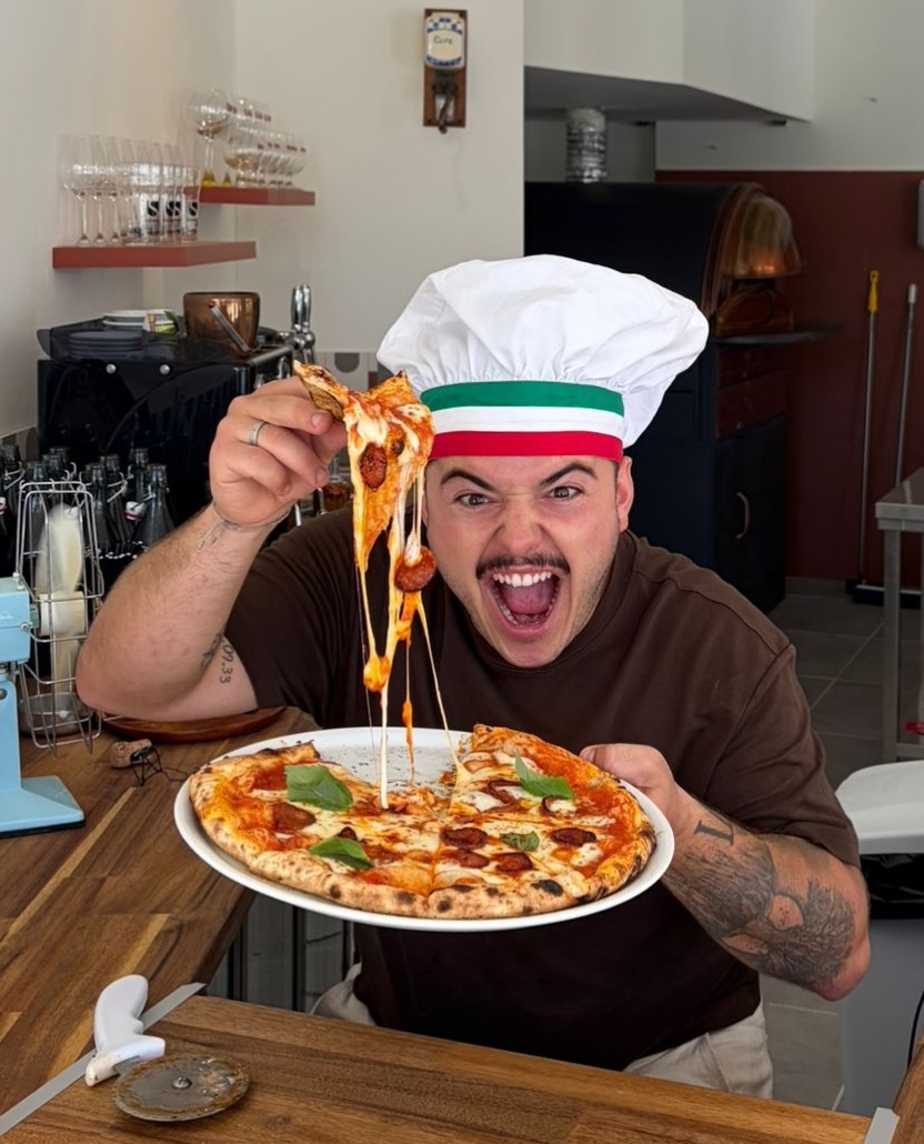 Le chef de Marga Pizza et sa pizza napolitaine au feu de bois